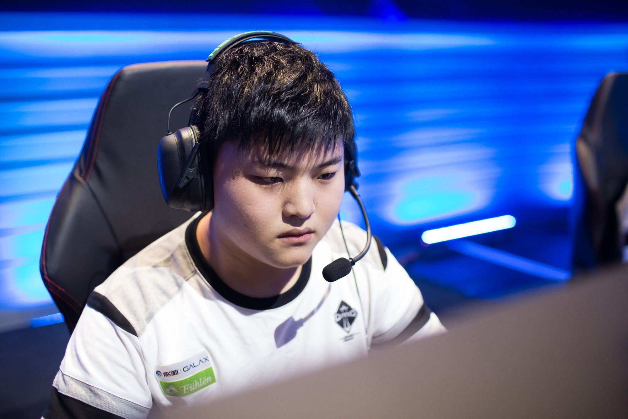 英超以其激 英超以其激